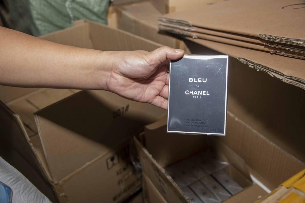  物流企业|“你来这里有什么业务？”听到这句话，眼镜男撒腿就跑