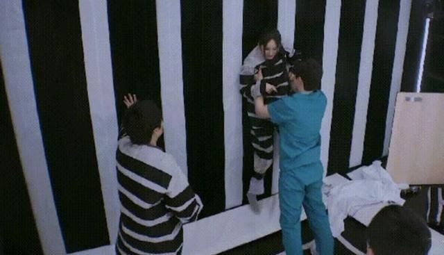  看清|邓伦将杨幂抱起黏在墙上，看清邓伦抱杨幂手放的位置，情商真挺高