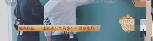  监考老师|易烊千玺去华彩少年当监考，双手背后面有模有样，对待选手像慈祥老父亲