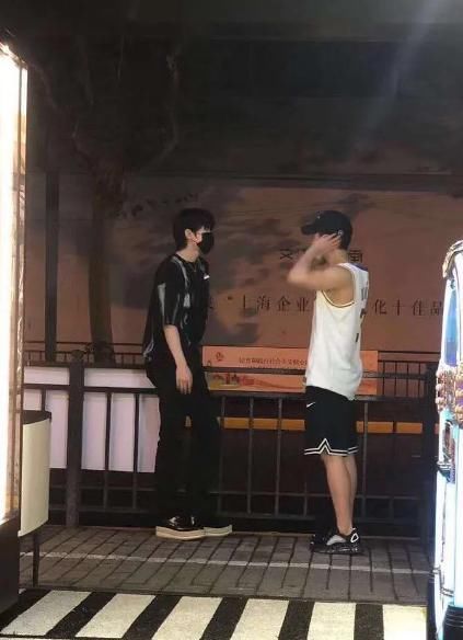  蔡徐坤|蔡徐坤与董又霖一同上跑男，游戏中被他误溅一身泥，坤坤的反应亮了