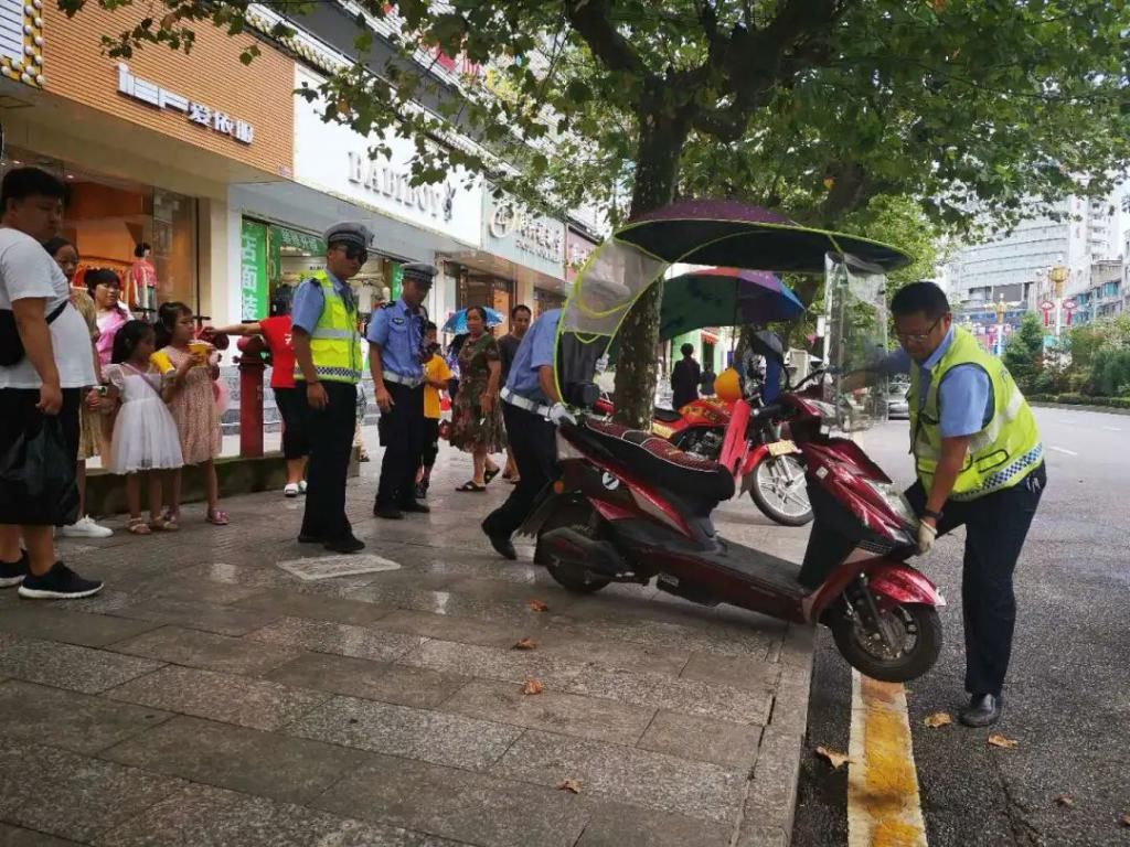 交警|六枝交警整治城区乱停乱放