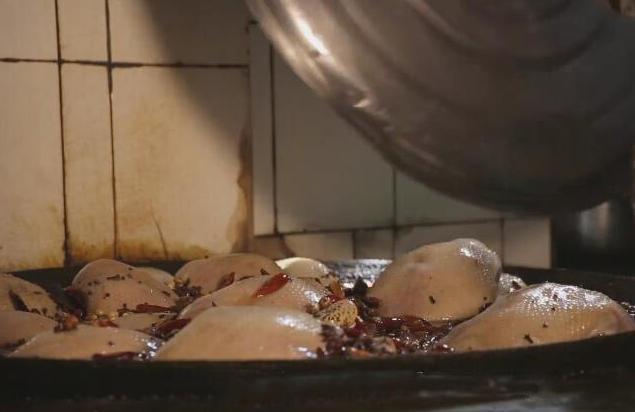 种卤|20岁小伙卖这锅煮了40年的汤,每人最多买一勺,每天只卖半锅