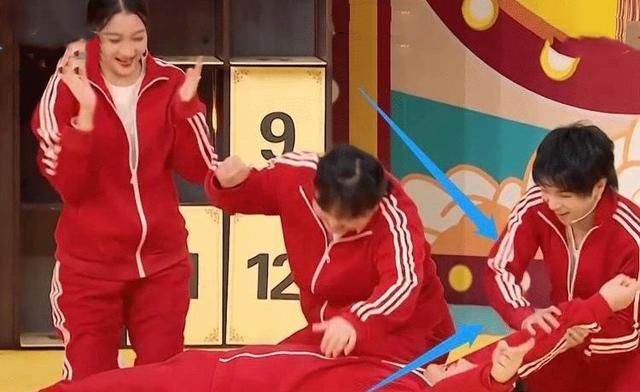  实力|沈腾扔完鞋后摔倒在地，谁注意华晨宇干了啥？实力圈粉！