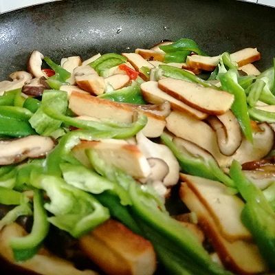  夏日|#夏日消暑，非它莫属#香菇香干炒青椒