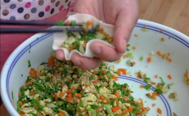  省力|饺子皮做包子，不揉面不发面，节约时间还省力，皮薄筋道馅料足