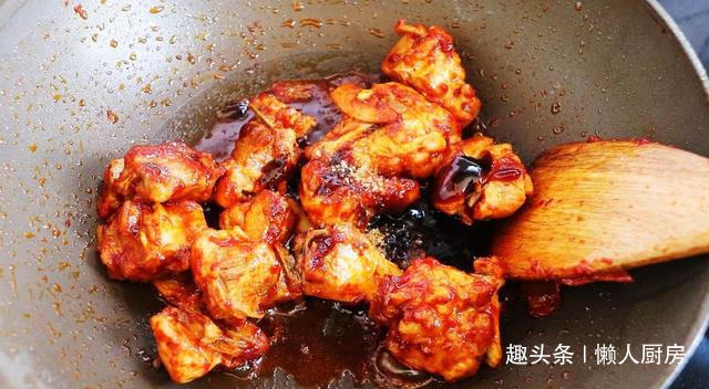 配上|想吃肉了,做了一道土豆炖排骨,配上韩式辣酱,太下饭了