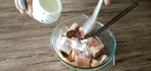  好吃|罗非鱼这样最好吃，不用煮、不用炖，加点辣椒面香脆可口