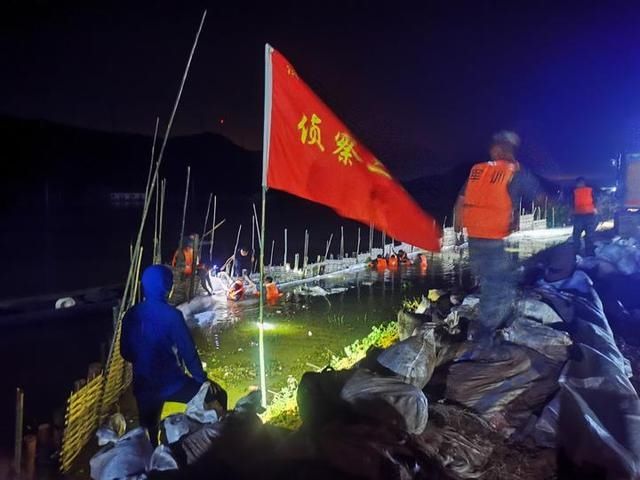  合成|他们在水里泡了5小时！驻浙某合成旅官兵安徽宣城堵管涌