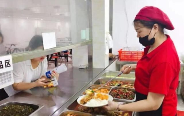 阿姨|为什么学校宁可把饭菜倒掉,也不愿给学生多打食堂阿姨说出真相