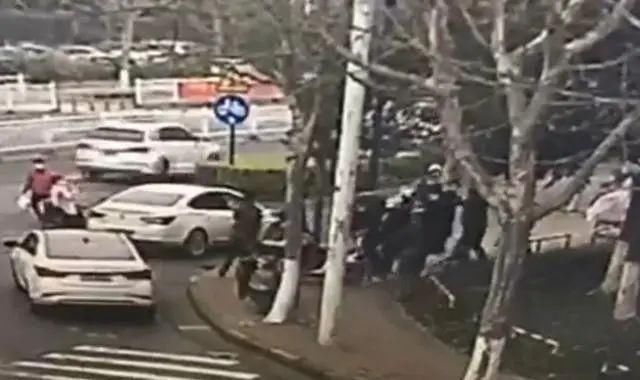  同行|萧山街头白色奥迪连撞三车，被撞车主事后报警：撞我们的是同行