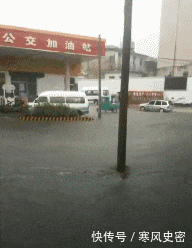 漫画|搞笑漫画:小伙子忽然认为抄近路可行