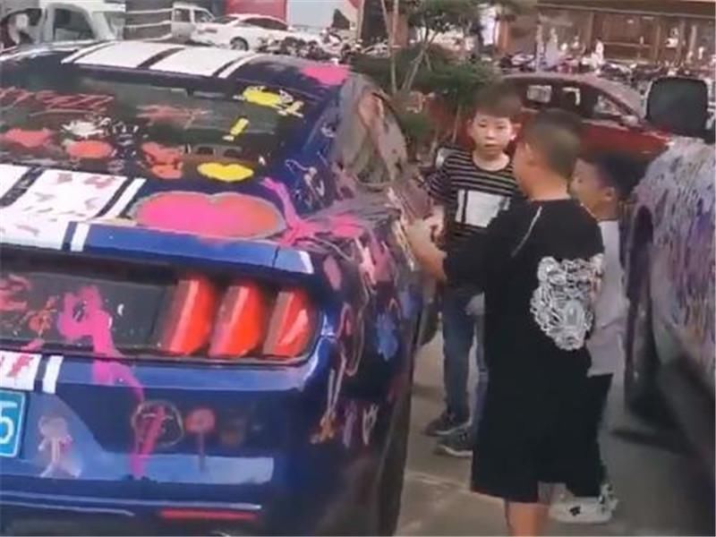  孩子|连续3辆车遭熊孩子“毒手”，车主却一脸羞愧都怪我做的不好