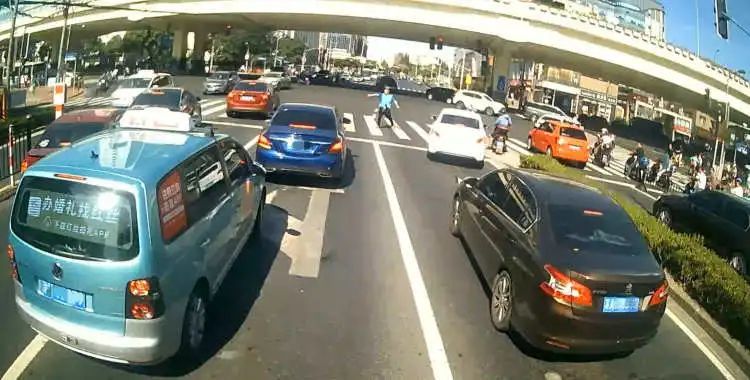 霸气|消防车被堵,外卖小哥上海街头霸气指挥交通,被重奖了