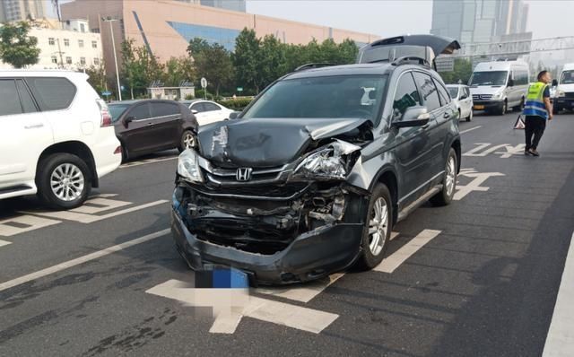  事故|今晨突发！郑州一事故车流出黄色液体，浓浓的腥味！原来是...