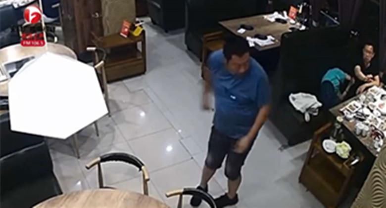 打人男子|接连发生女性公共场合遭暴打事件，那些高叫“打得好”的人，脑袋被驴踢了吗