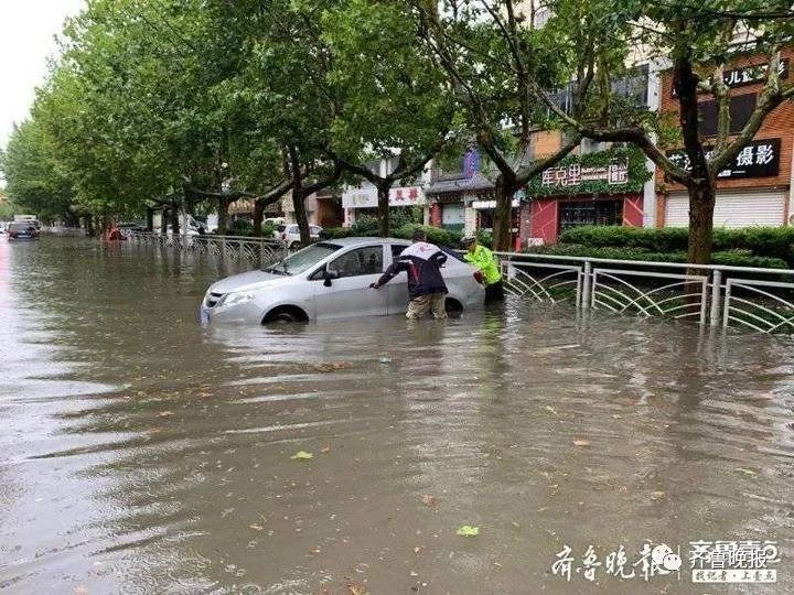 冲跑|地铁停运,海水浴场、崂山景区全线关闭!青岛这场暴雨,小区大门都被冲跑了