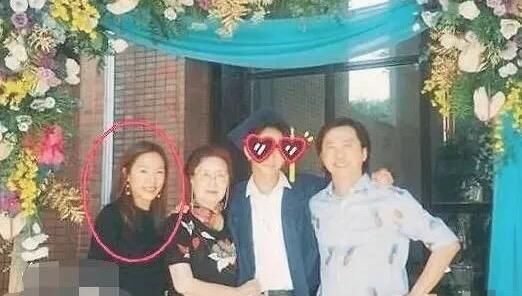  毕业|庾澄庆儿子毕业拍全家福，婆媳关系不好？网友：婆婆对谁都不满意