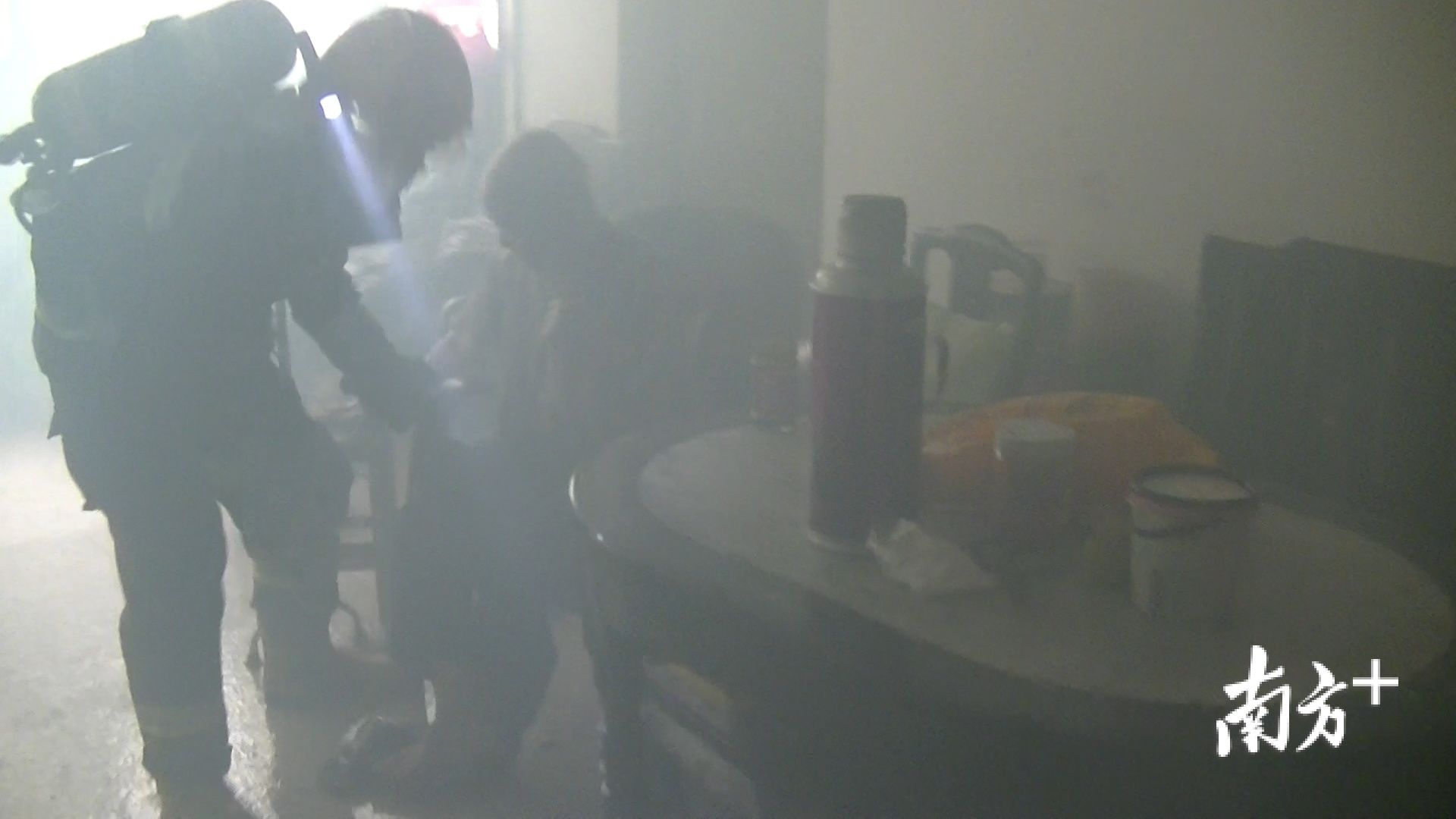  着火|视频｜家中着火轮椅老人被困，江门消防破门而入