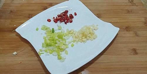  切成|秋季一定要吃的下饭菜，健胃助消化，和肉一炒，孩子多吃一碗饭