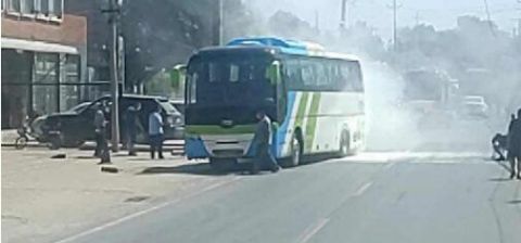  起火|壹现场丨大客车突然起火 公交司机化身消防员灭火