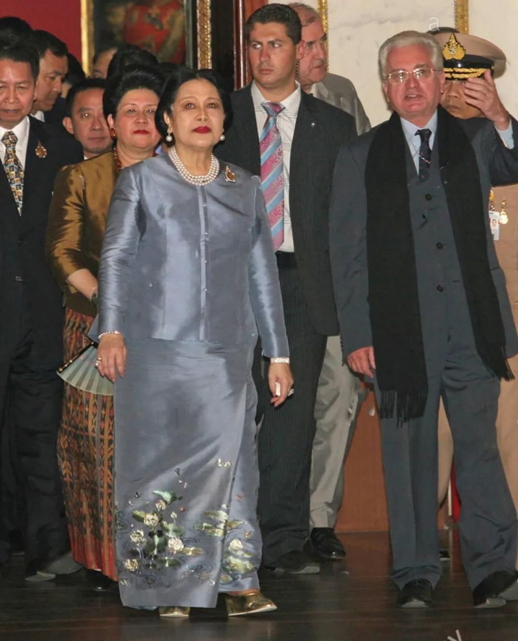  欣赏|87岁诗丽吉魅力大，参观博物馆被男馆长欣赏，王太后美而不自知