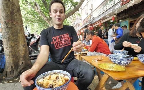 中国|猪蹄之后，又一中国美食在欧美火了，老外宁愿“打脸”也要吃