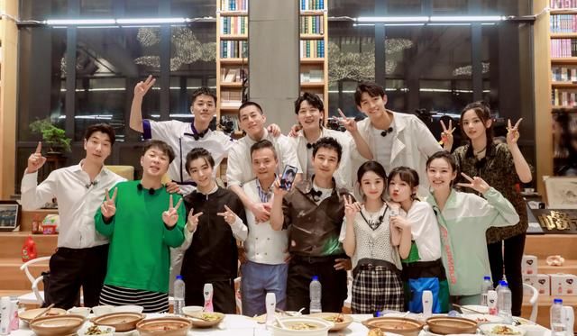 李浩菲|《中餐厅》杀青,李浩菲晒出合照,赵丽颖与90后合照颜值不输