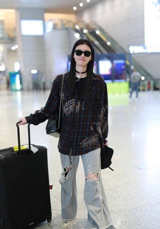  打白|奚梦瑶心真大，侧身秀美背却忘打白，和脸比色差也明显了吧！