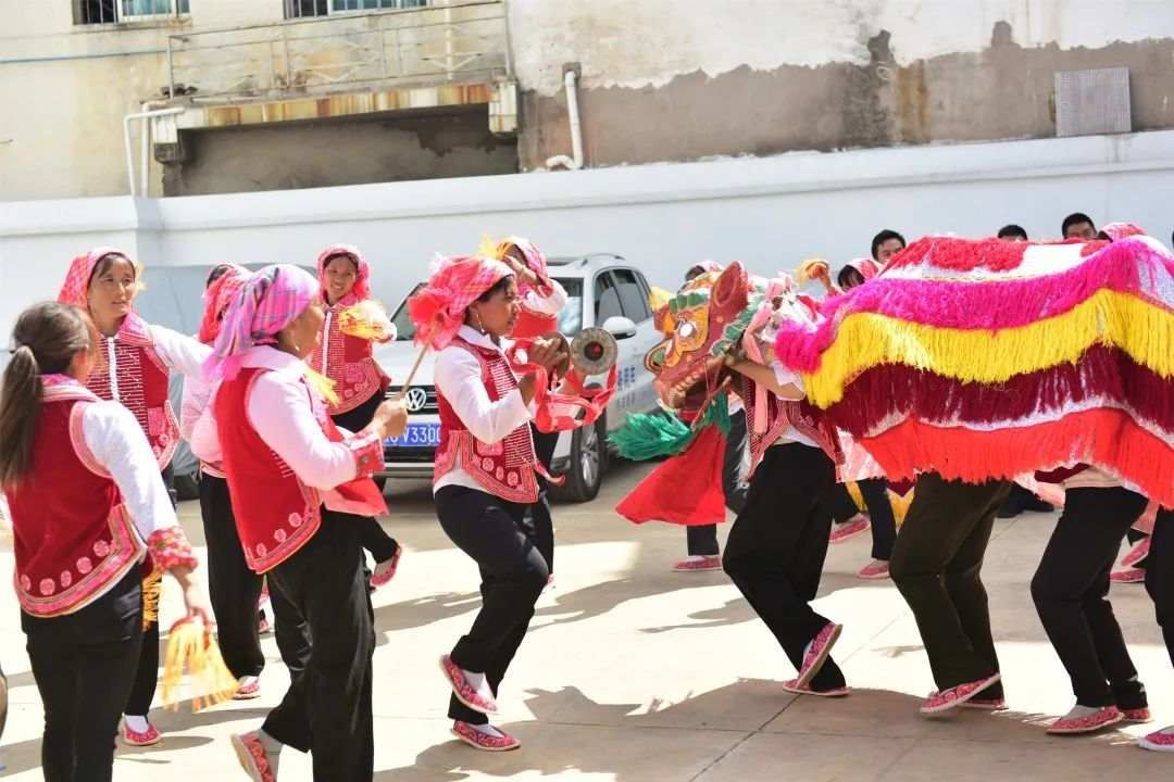 致谢|偷牛贼被抓!村民鸣锣舞狮致谢民警