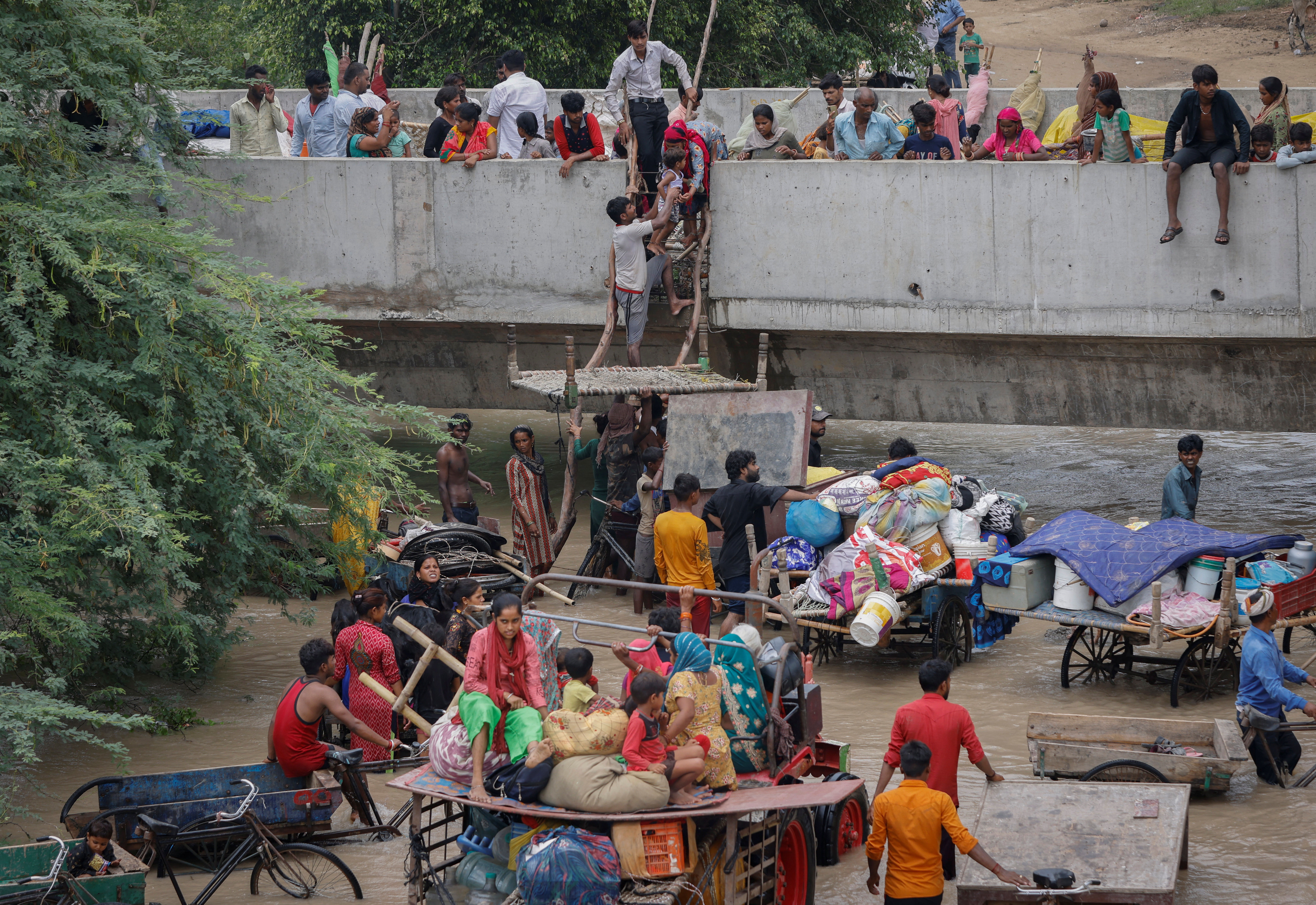 印度亚穆纳河水位上涨引发洪水