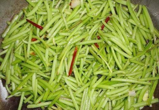  对身体健康|此菜是“蔬菜皇后”，蛋白质不输猪肉牛肉，2块钱炒一盘，真香