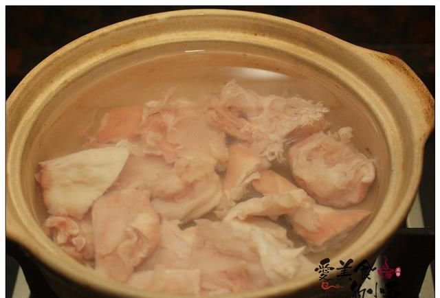  浸泡|新鲜的鱼肚与鱼肝，别人不要的食材，却是潮汕人煮汤的上好食材