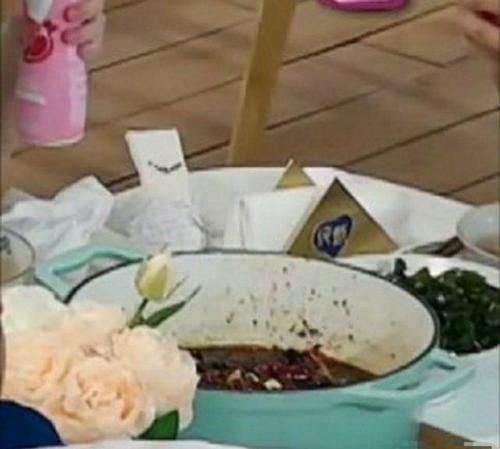  黄晓明|黄晓明替赵丽颖解释，不否认她用筷子扒拉菜，称在菜盆找肉是乐趣