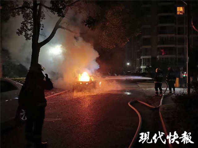  两辆车|男子喜提新车烧香庆祝，凌晨烧了邻居两辆车