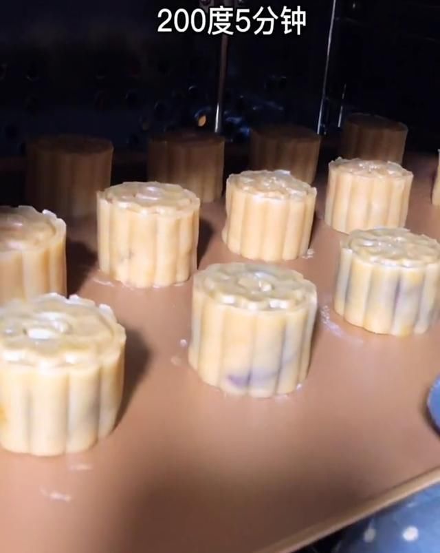 香甜|广式莲蓉蛋黄月饼详细做法,无任何添加剂,香甜回油不开裂