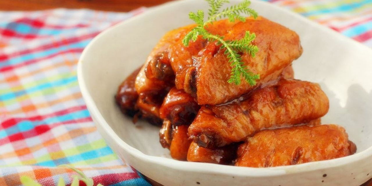  色泽|可乐鸡翅是一道美味的家常菜味道鲜美，色泽艳丽且咸甜适中