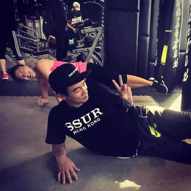 应采儿|与陈小春街上争吵,陈小春收“暧昧短信”,应采儿手撕“小三”