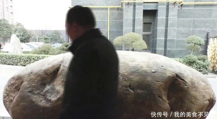 块石头|价值千万玉石放路边无人认领,居民不堪其扰,拥有者:没事不怕偷