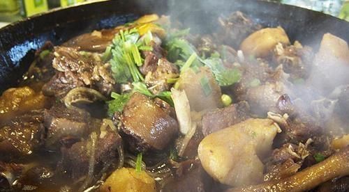  大厨|炖鸡时，焯水和直接炖都是错误的，大厨教你一招，鸡肉不腥