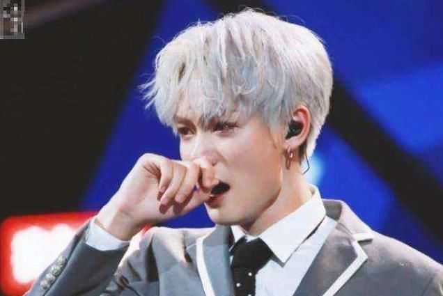  签约|何炅戳穿娱乐圈黑幕：签约100人只捧一个，赚剩下99人违约金