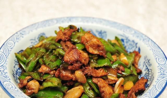  鲜嫩|不管炒什么肉，都不能直接下锅，记住几个小技巧，肉更鲜嫩不粘锅