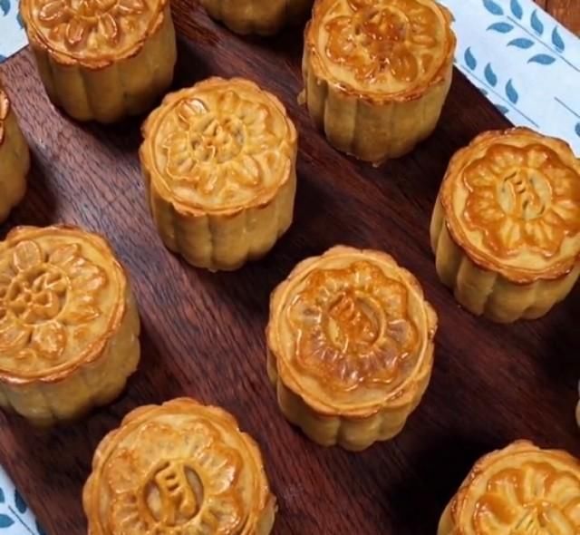 香甜|广式莲蓉蛋黄月饼详细做法,无任何添加剂,香甜回油不开裂