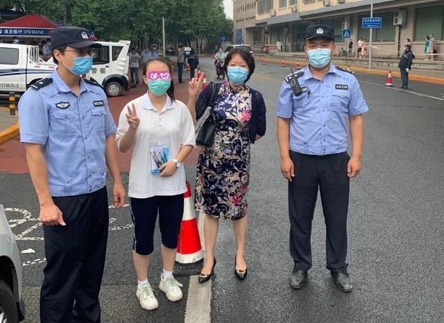  警车|雨天路堵，警车“闪”送