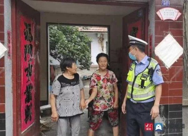 执勤|雨中温情 胶州交警执勤路上救助迷路老人