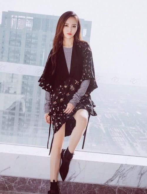  显手|唐嫣太瘦练不出麒麟臂，却能穿出“象棋臂”，显手粗反而更好看！