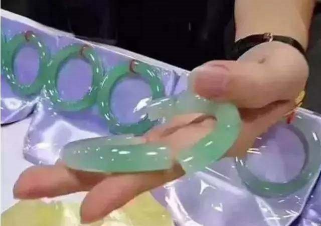 手镯|我没碰到，超市的手镯竟自己落地打碎了？