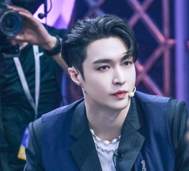  张艺兴舞蹈|张艺兴酷炫表演高燃全场，后方舒淇疯狂打call，舞蹈实力独受认可