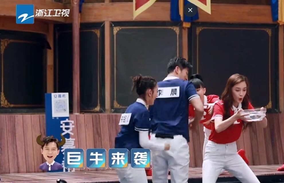  签名|录跑男时baby手受伤，粉丝找她签名，她4字回应，网友：这都行？