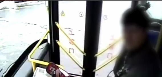 车上|玩手机错过站，女子扇司机耳光：我打你怎么了！司机：不是很痛