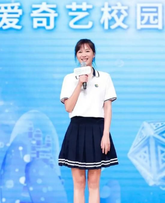  裙子|徐静蕾状态一点没见老，白衬衫配黑色背带裙，真有青春“学生样”